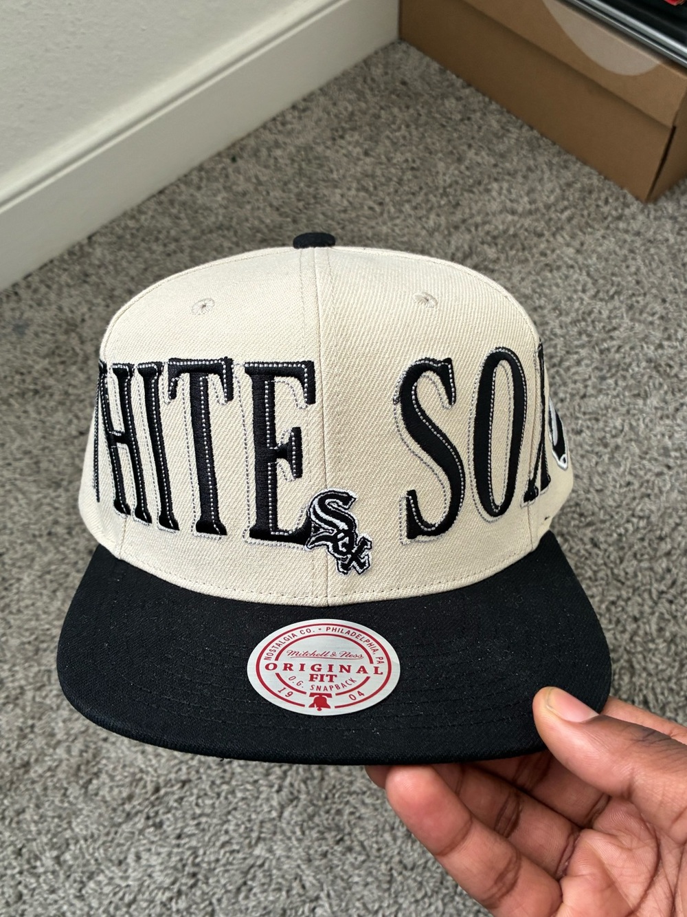 Mitchell & Ness Cream and Black White Sox Front Patch Snapback